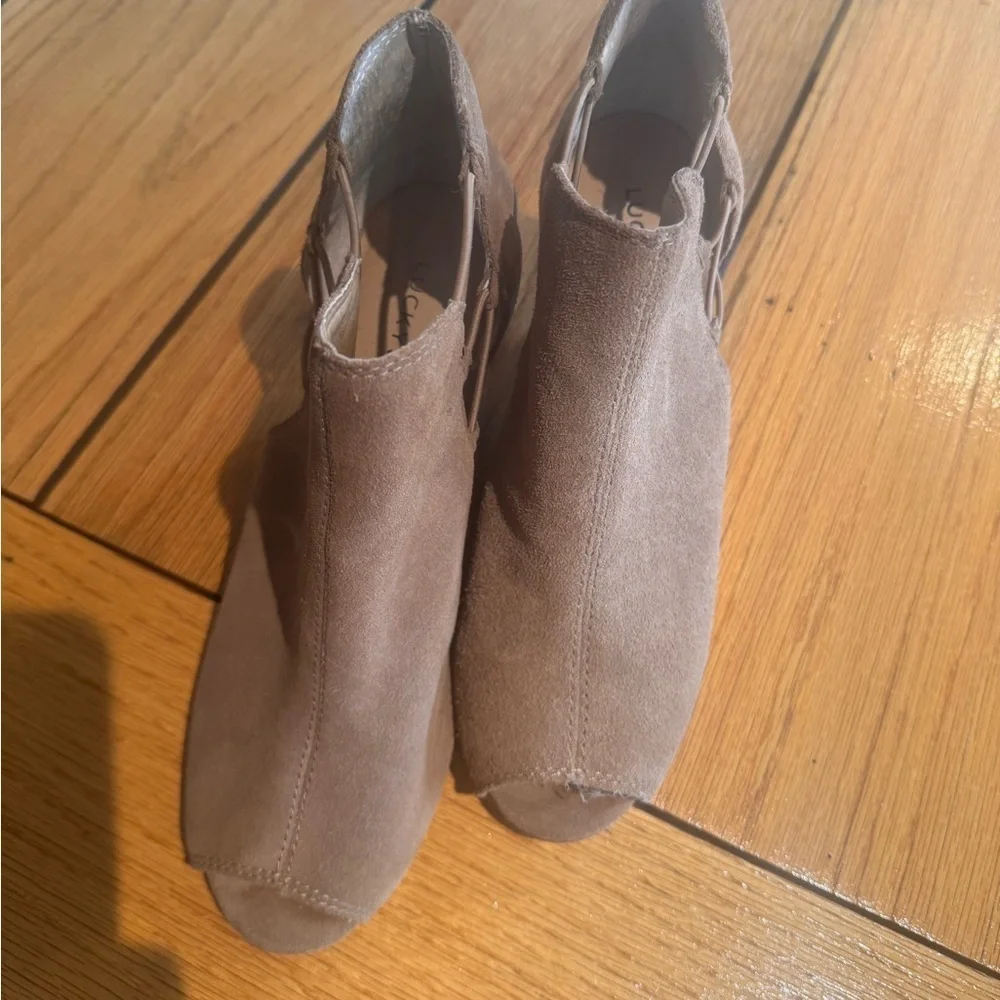 Lucky brand Women's open toe  Suede Ankle Booties Size 8.5 excellent condition